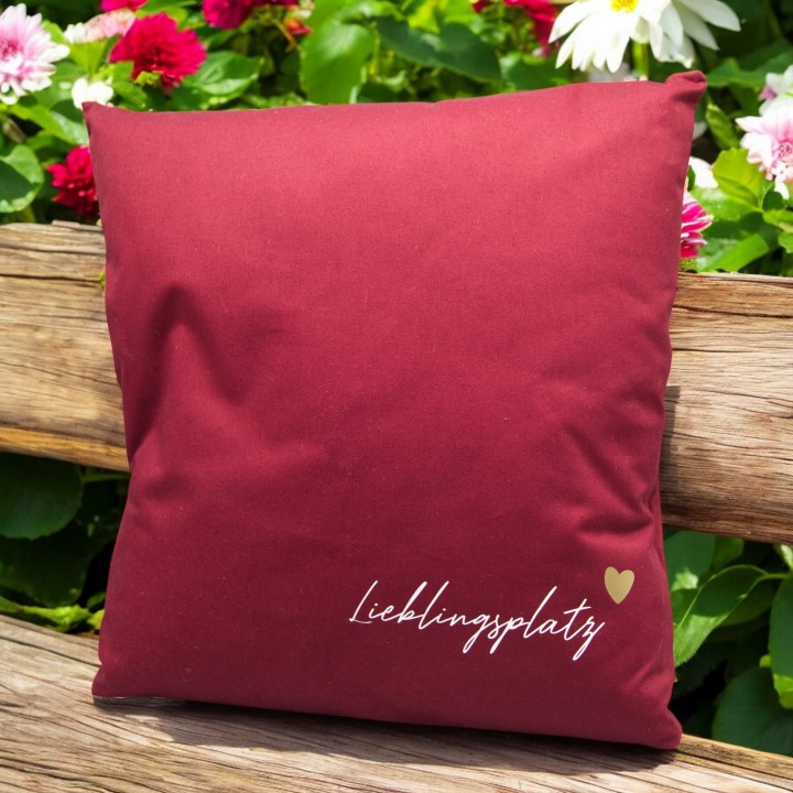 Kissen „Lieblingsplatz“ 40x40 – weinrot, handbedruckt – Deko-Kissen mit Schriftzug & Herz – Geschenk Wohnzimmer Garten