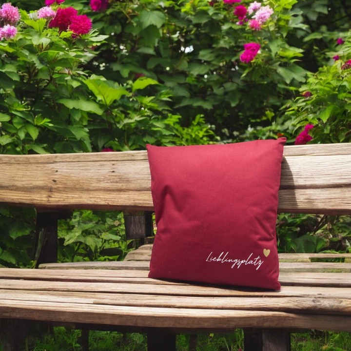 Kissen „Lieblingsplatz“ 40x40 – weinrot, handbedruckt – Deko-Kissen mit Schriftzug & Herz – Geschenk Wohnzimmer Garten