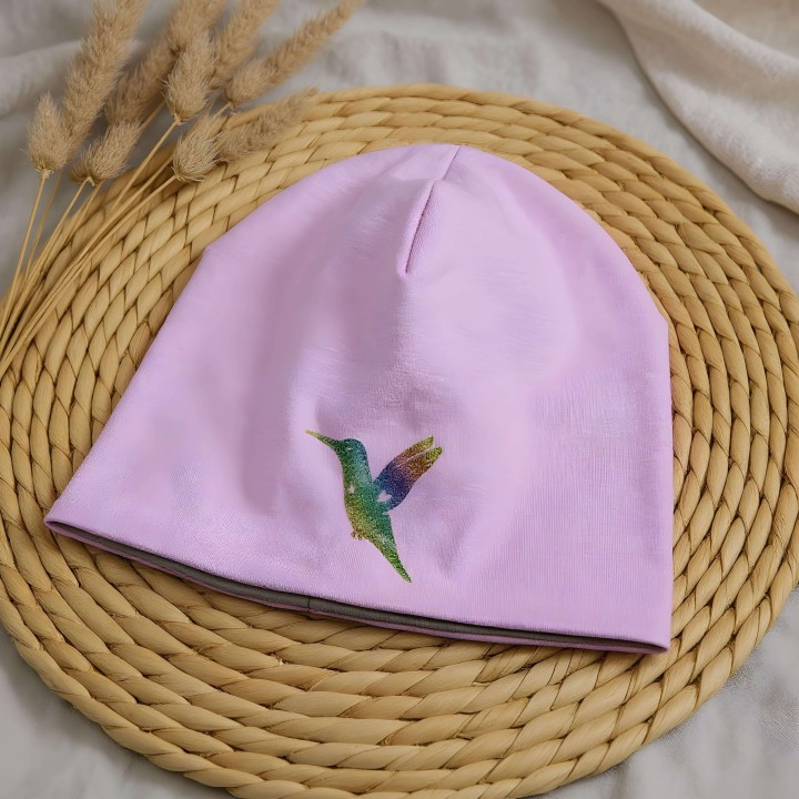 Kindermütze Beanie „Kolibri“ – lila oder Regenbogen Glitzer – handgemacht – zweilagig – Frühling & Herbst – lavendel